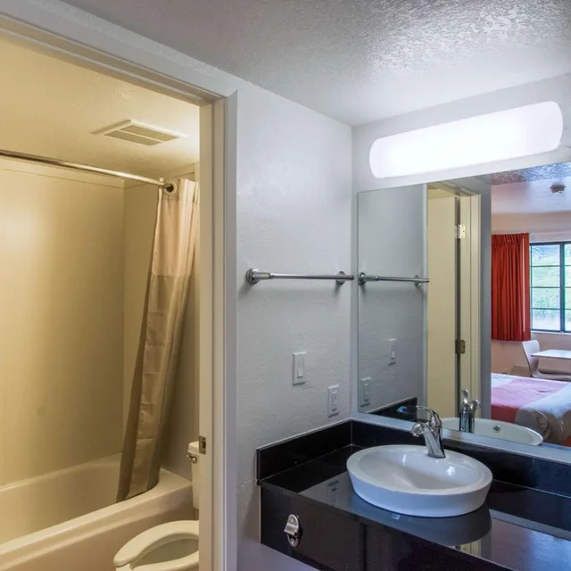 1 Queen Bed - Micfridge، Motel6 Redding, CA - North 10/10