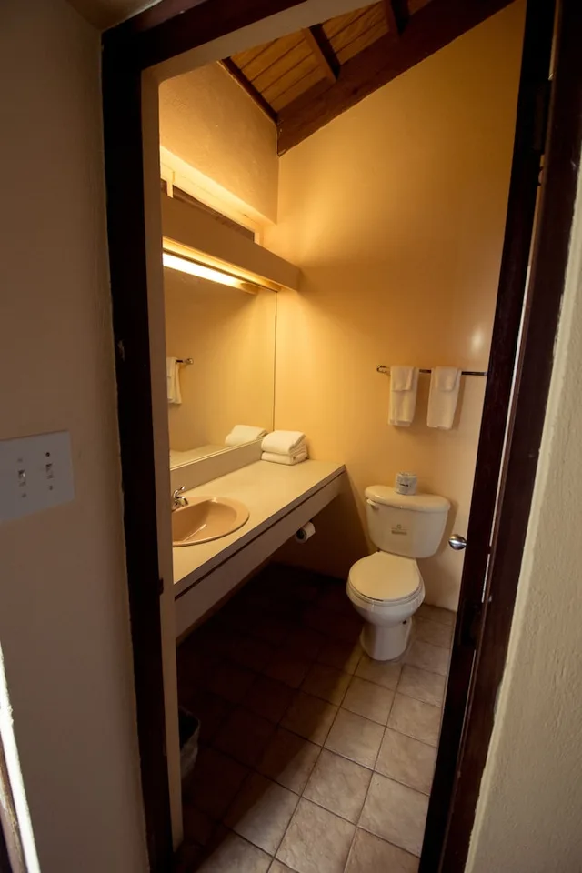 غرفة سوبيريور بسرير كوين بإطلالة على المرفأ بحمام خاص، Galleon House Bed Breakfast Inn 3/4