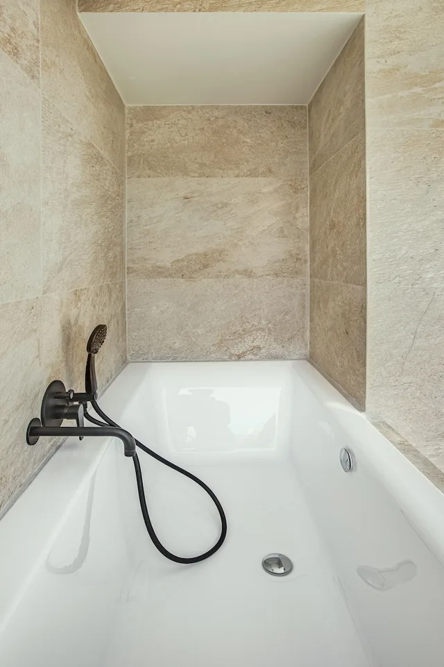 غرفة كومفورت بسرير كوين بشرفة، The Residence Aiolou Suites & SPA 7/7