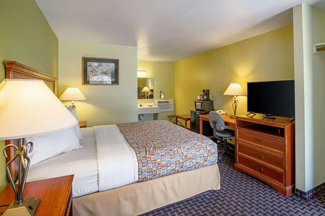 غرفة بسرير كينج لذوي الإعاقة، Rodeway Inn Gunnison - Crested Butte 2/3