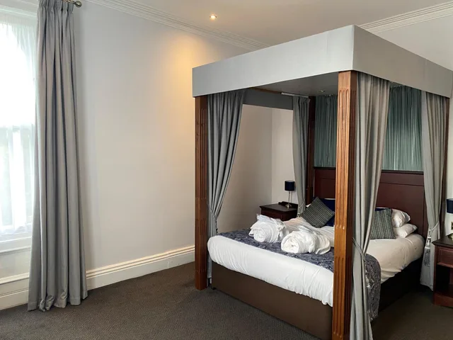 جناح بسرير مزدوج، Cairn Hotel 2/4