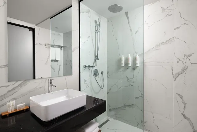غرفة بريميوم بسرير كينج بشرفة، Courtyard by Marriott Casablanca Downtown 3/3