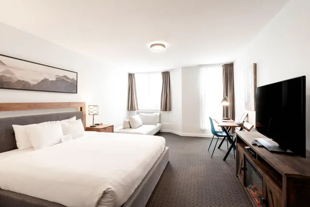 غرفة ديلوكس بسرير كينج بإطلالة على الجبل بشرفة، Adara Hotel 8/10