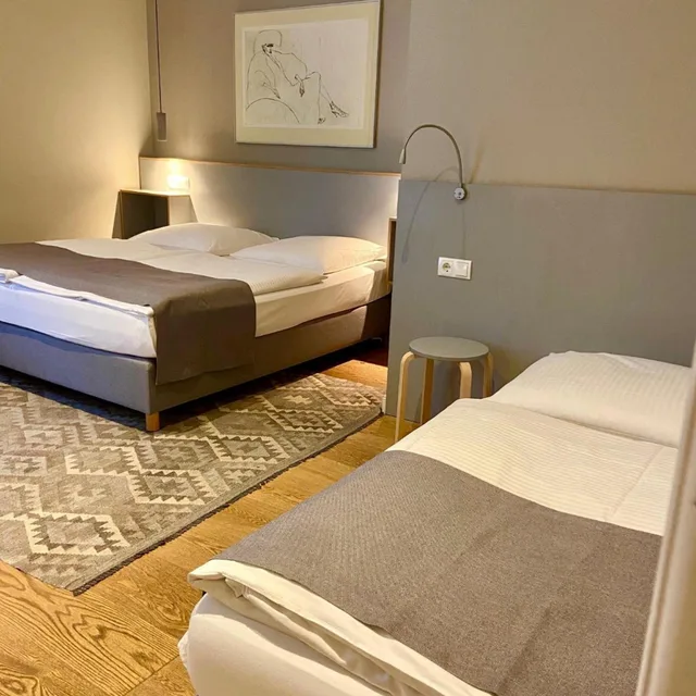 غرفة ثلاثية، Hotel 38 8/10