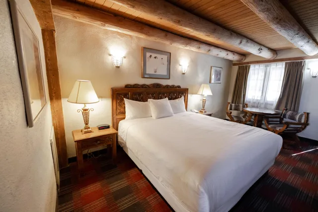Courtyard, King Bed, Sagebrush Inn Suites 1/2