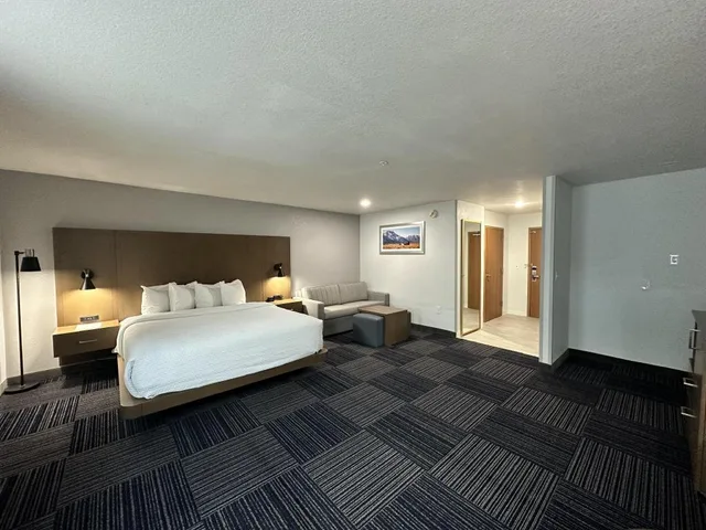 غرفة بسرير كينج مع أريكة بحوض استحمام لذوي الإعاقة، Best Western Cheyenne 1/4