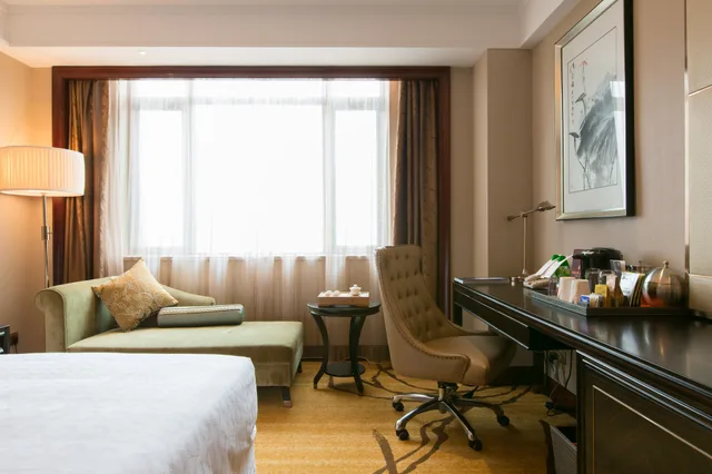 غرفة تنفيذية بسرير كينج مع دخول الصالة، Sheraton Shantou Hotel 3/5