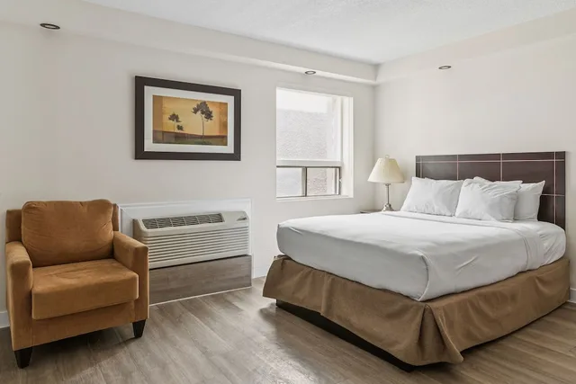 جناح استوديو بسرير كوين بمطبخ صغير، Radisson Hotel & Conference Centre West Edmonton, AB 2/10