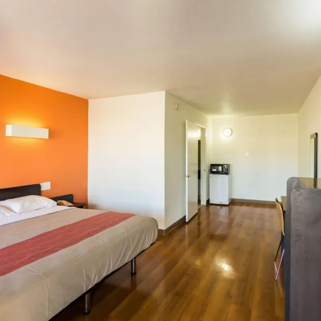 1 King Bed Mobility Accessible Tub, Nsmk، Motel6 Wichita Falls, TX - North 3/10