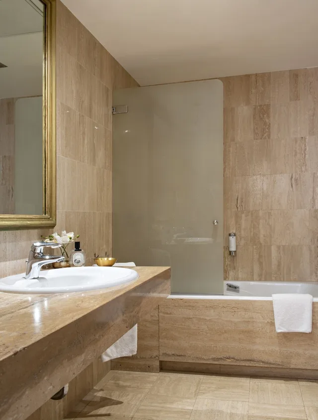 جناح جونيور، Grand Hotel Bristol 8/8