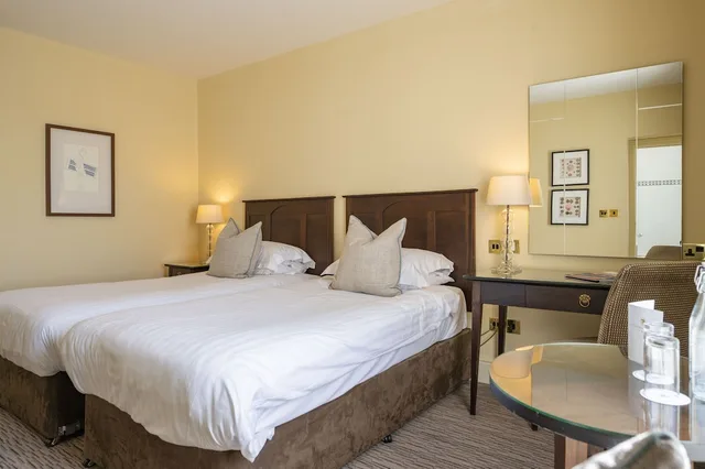 غرفة قياسية بسريرين منفصلين بإطلالة على المدينة، St Georges Hotel 1/10