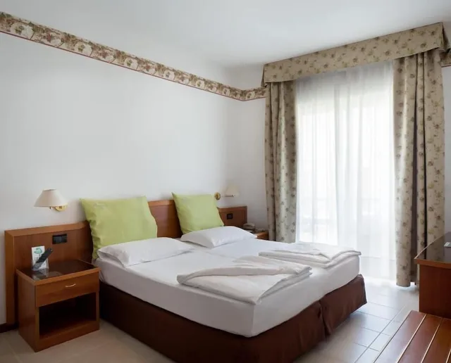 غرفة بسريرين منفصلين بإطلالة على البحيرة، Hotel Campagnola 1/2