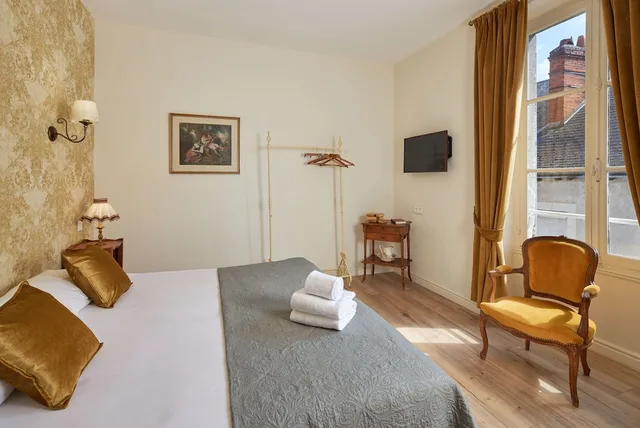 Comfort, Double Bed, Hotel France Et De Guise 1/3