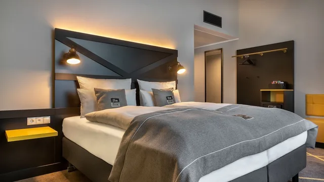 غرفة قياسية بسرير كوين بمطبخ صغير، Holiday Inn - the niu, Fury Aschheim Messe, an IHG Hotel 3/5