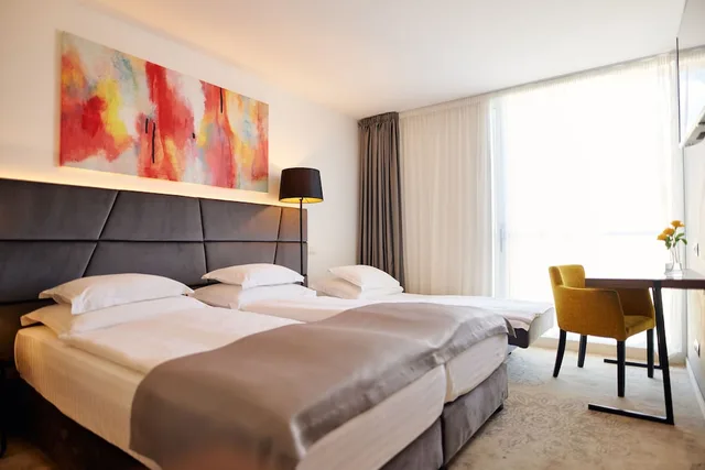 غرفة عائلية ثلاثية بسريرين منفصلين بإطلالة جزئية على البحر مع أريكة، Paris Hotel 5/10