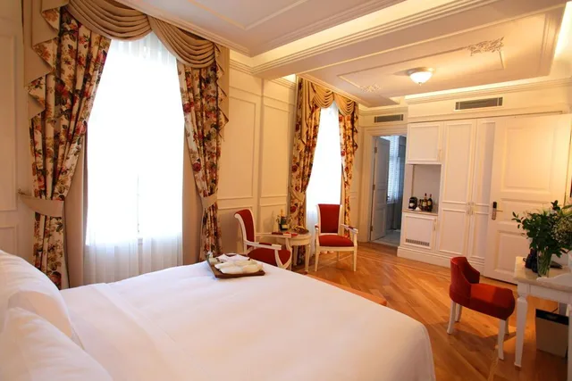 غرفة ديلوكس بسرير مزدوج بشرفة، Corinne Hotel 1/5