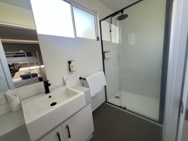 Studio, Cabin, 1 Queen and 2 Bunk Beds، Bendigo Park Lane Holiday Park 6/6