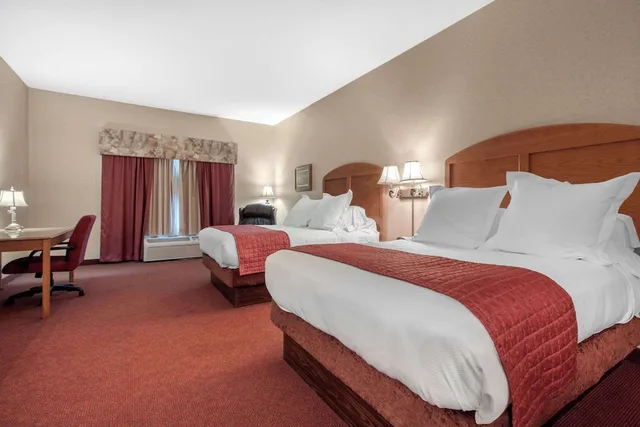 غرفة بسريرين كوين بإطلالة على المسبح، Norfolk Lodge Suites Ascend Hotel Collection 4/10