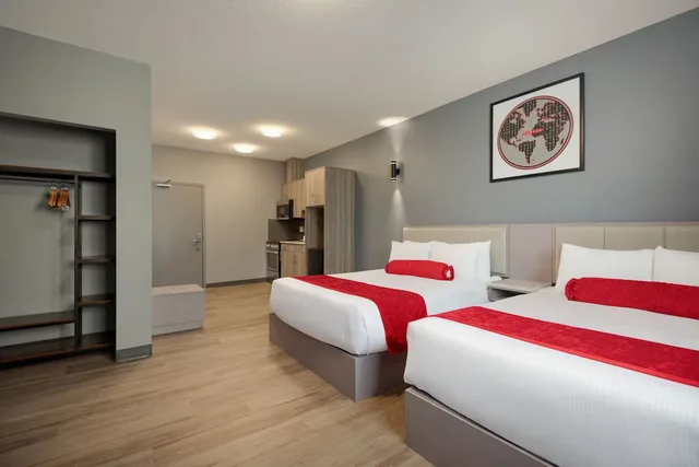 غرفة بسريرين كوين بمطبخ صغير، Ramada by Wyndham West Edmonton Hotel & Suites 4/6