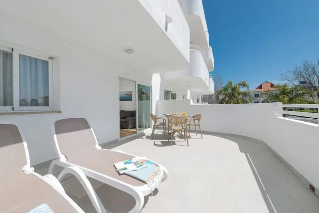 شقة سوبيريور بسريرين منفصلين بإطلالة على المسبح بشرفة مع أريكة، Olive Beach Apartments 7/10