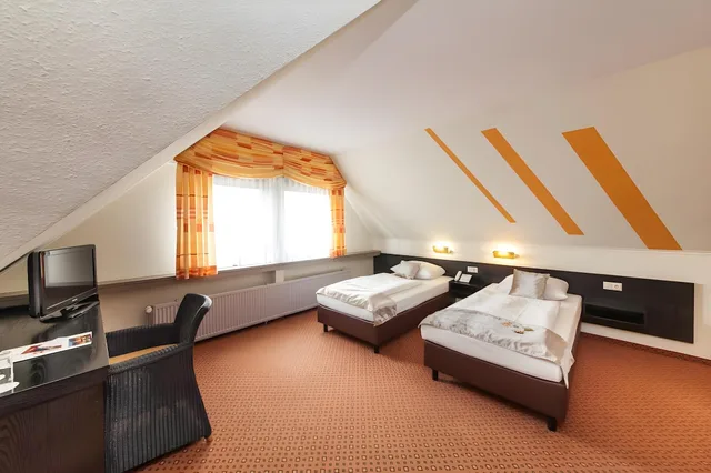 Comfort, Single, 2 Double Beds، Hotel Strohgaeu 3/3