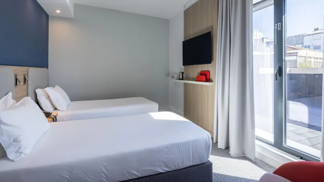 غرفة بسريرين منفصلين بشرفة، Holiday Inn Express Porto City Centre 1/3