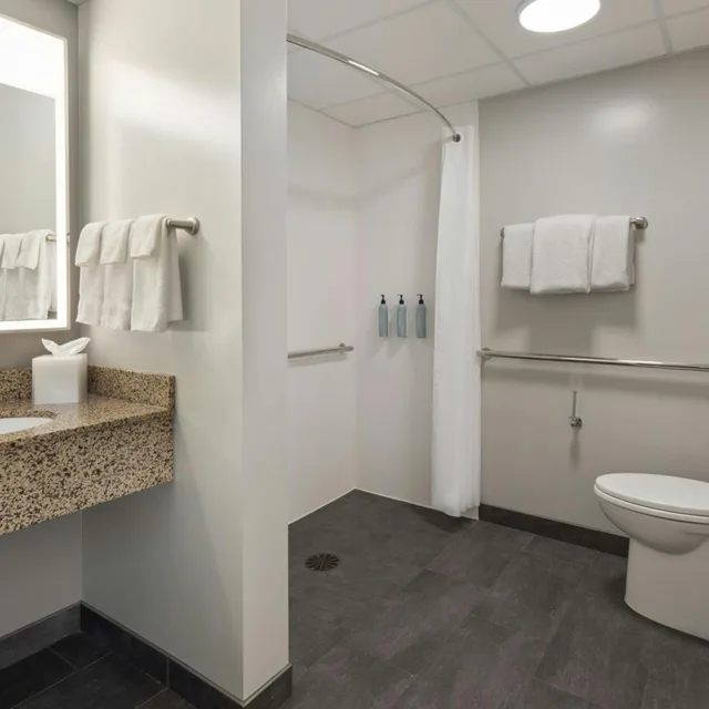 غرفة كبيرة بسرير كينج مع أريكة، Courtyard By Marriott La Crosse 4/5