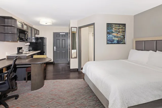 غرفة قياسية بسرير كوين، Candlewood Suites Appleton 1/10
