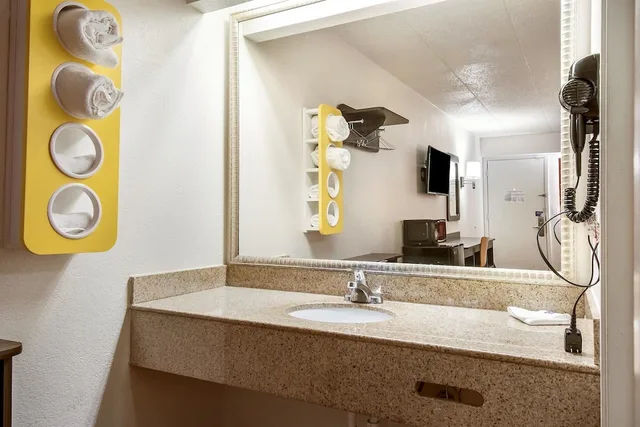 غرفة قياسية بسريرين مزدوجين للمدخنين، Motel6 Grove City, OH 6/8