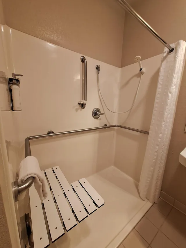 استوديو بسرير كوين لذوي الإعاقة، Candlewood Suites Junction City Fort Riley 2/3