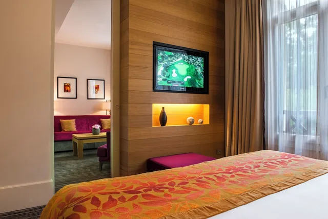 Junior Suite, King Bed, South Facing View, Sofa، Hotel Ermitage Evian Resort 1/8