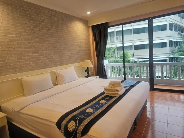 غرفة ديلوكس بسرير كينج بإطلالة على المسبح، Patong Central Residence & Apartment 1/7