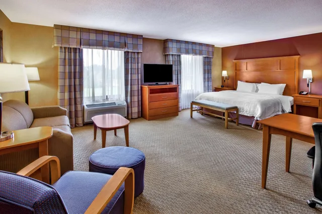 غرفة بسرير كينج مع أريكة بحوض استحمام لذوي الإعاقة، Hampton Inn Detroit/Utica-Shelby Township 2/3