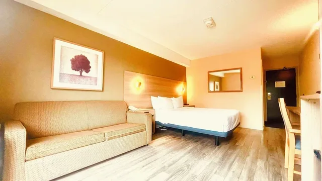 غرفة بسرير كينج، Econo Lodge Airport Ste Foy 1/6