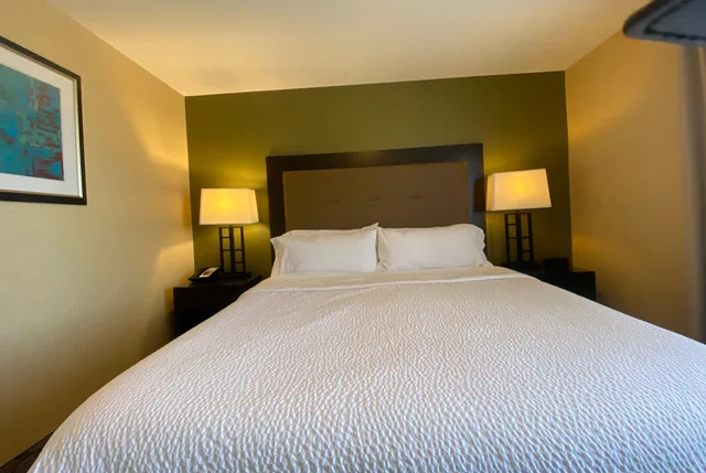 جناح تنفيذي بسرير كينج، Wingate by Wyndham Fort Saskatchewan 1/5