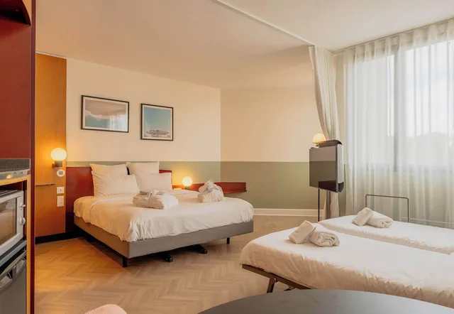 غرفة كومفورت رباعية بسرير مزدوج وسريرين منفصلين، B&B Hotel Calais Terminal Cite Europe 4 etoiles 1/5