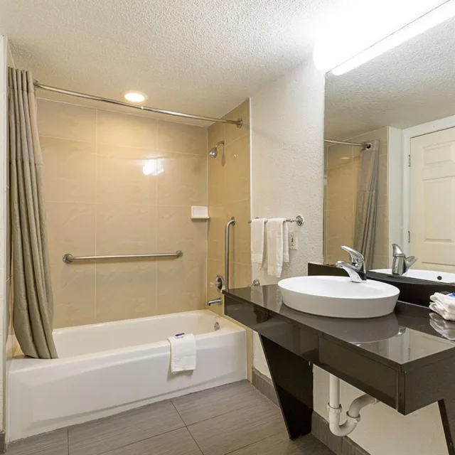 غرفة رباعية للمدخنين لذوي الإعاقة، Motel6 Dallas, TX - Market Center 7/7