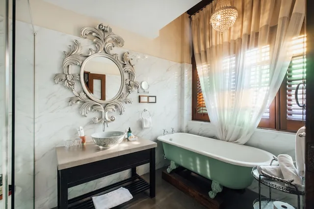 Superior, Deluxe, King Bed, Campbell House 3/3