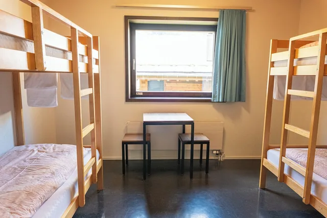 غرفة رباعية بأسرّة بطابقين بحمام خاص، Youth Hostel Zermatt 2/8