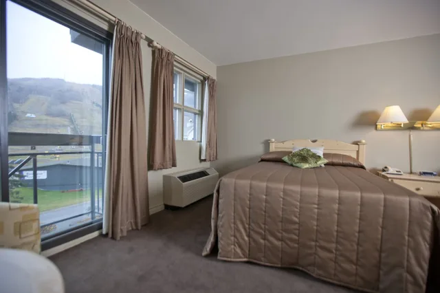 غرفة كلاسيكية بسرير كوين مع أريكة، Condos And Hotel Stoneham 1/2