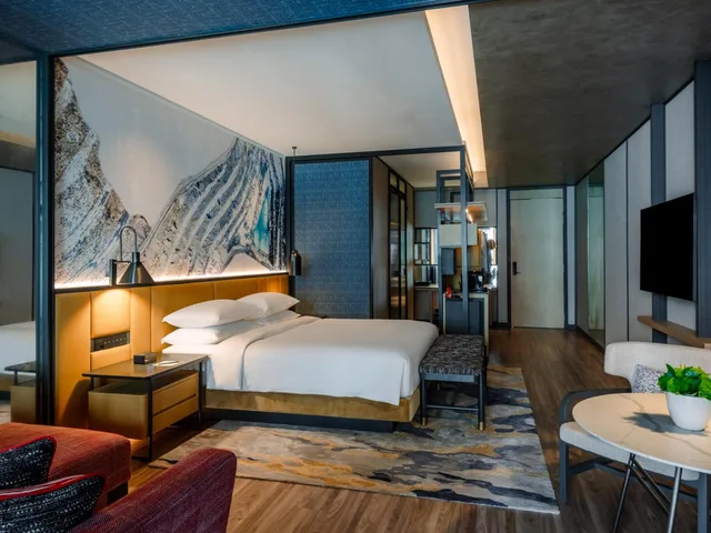 غرفة بريميوم بسرير كينج وسرير كوين بإطلالة على المدينة بشرفة، Hyatt Centric City Centre Kuala Lumpur 2/2