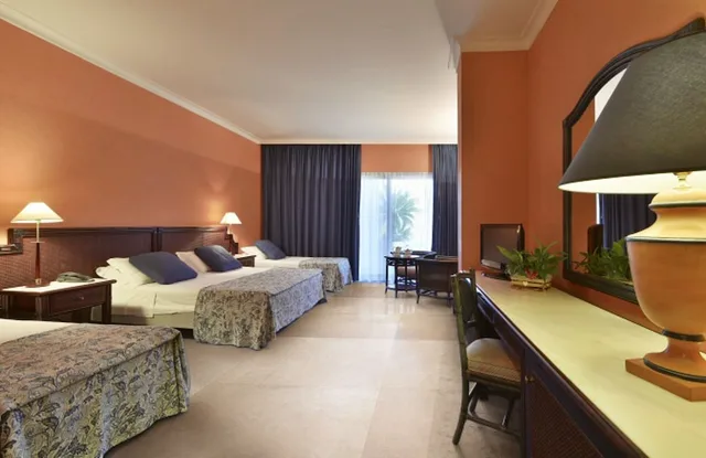 غرفة ديلوكس بسرير كوين وسرير فردي، Hotel Schuhmann 1/5