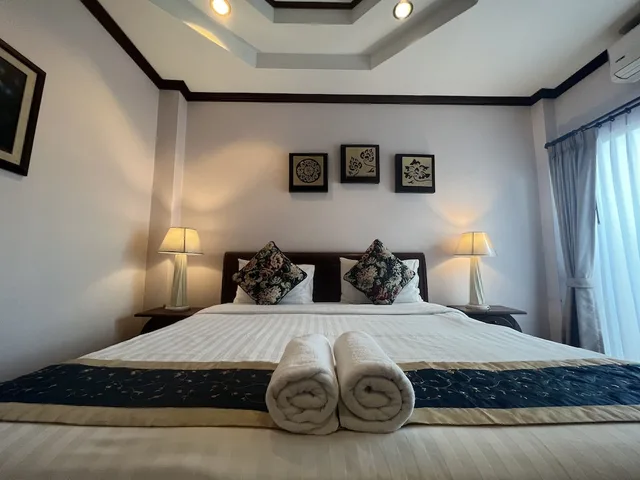 غرفة ديلوكس بسرير كينج بشرفة، Pha Thai House 3/10