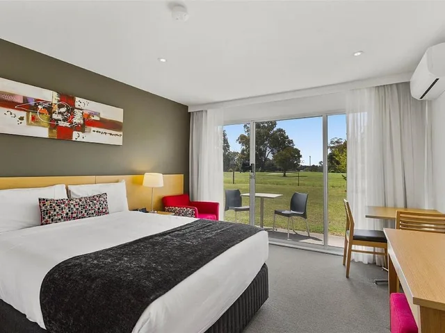 Deluxe, Queen Bed, Quality Inn & Suites Traralgon 2/5