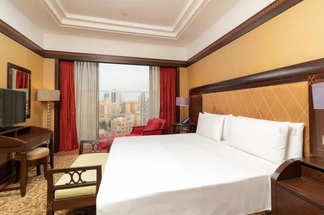 جناح بسرير كينج بإطلالة على المسبح بغرفة نوم واحدة مع دخول الصالة للمدخنين، Holiday Inn Kuwait 2/3