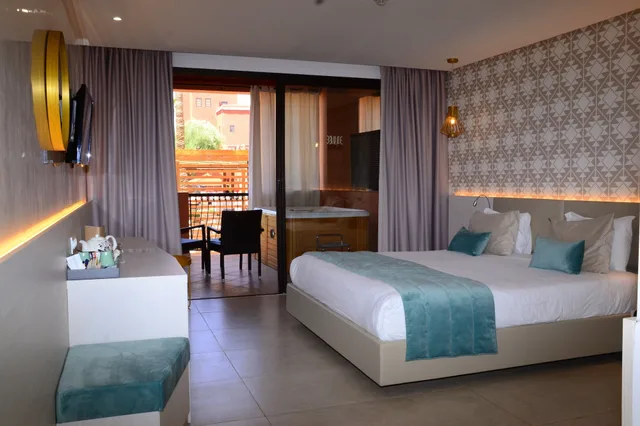 غرفة بسرير كوين بشرفة بجاكوزي، Medina Gardens - Adult only 9/10