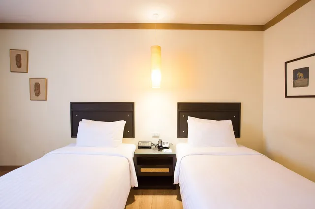 Deluxe, Queen Bed, The Tarntawan Hotel Surawong Bangkok 3/10