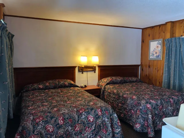 غرفة بسريرين مزدوجين، Sun 'n Snow Motel 1/9