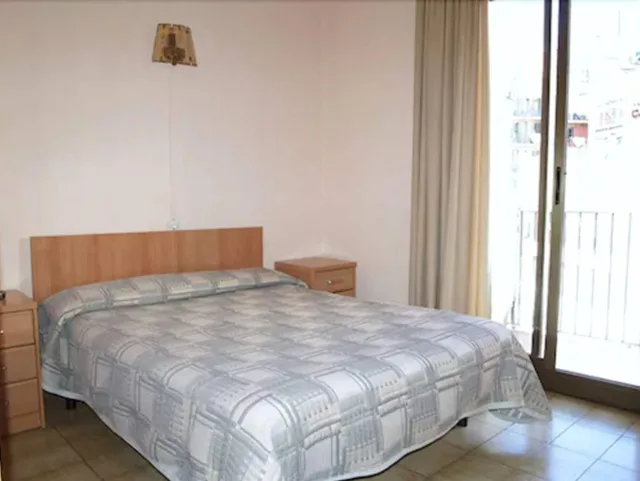 غرفة بسرير مزدوج وسرير فردي بغرفة نوم واحدة مع سرير إضافي بحمام خاص، Hostal Delfos 4/10