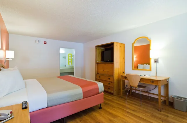 غرفة ديلوكس بسرير كينج، Motel6 Frederick, MD - Fort Detrick 2/6
